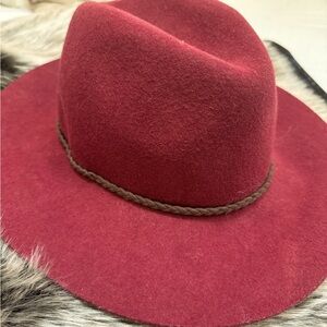 Lucky brand will floppy hat.